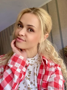 Wanna spend this day with a ice latte in one hand and a nice book in