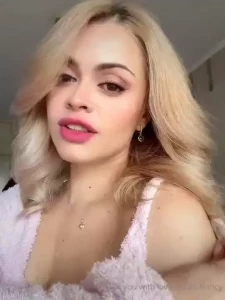 It s so hot in here today