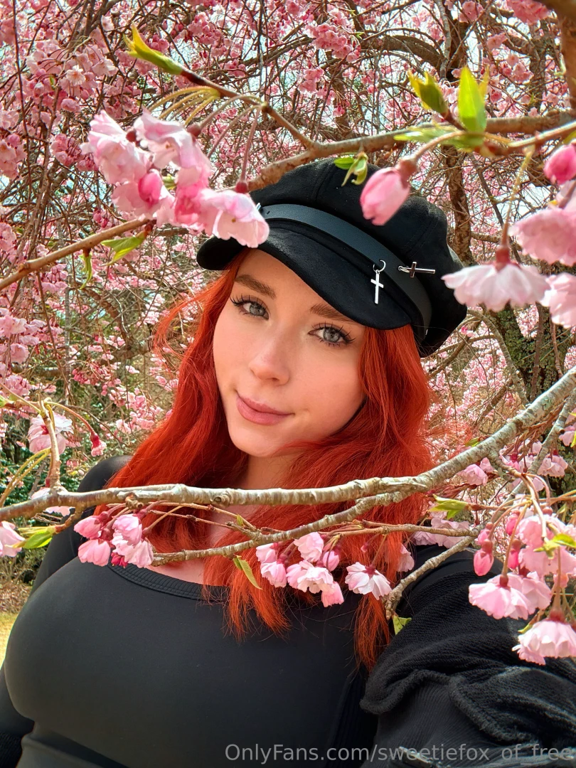 I love sakura flowers so much it makes me smile 