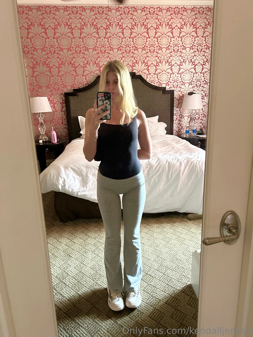 Nerd from my class fucks me raw he came back to my dorm after econ and 