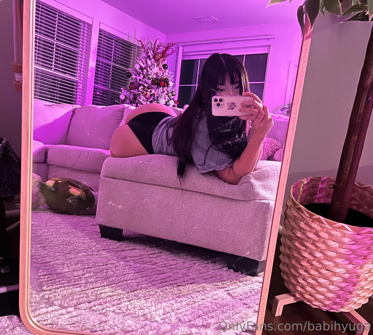 Wanna come cuddle me from behind 