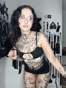 Everyone thinks i bite but really i beg