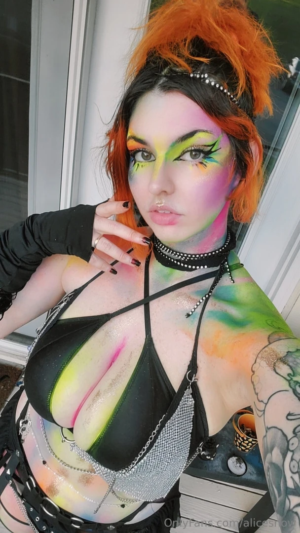 I love this rave look 
