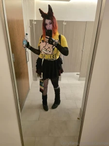 Looking like this and you still haven t slide into my dms naughty