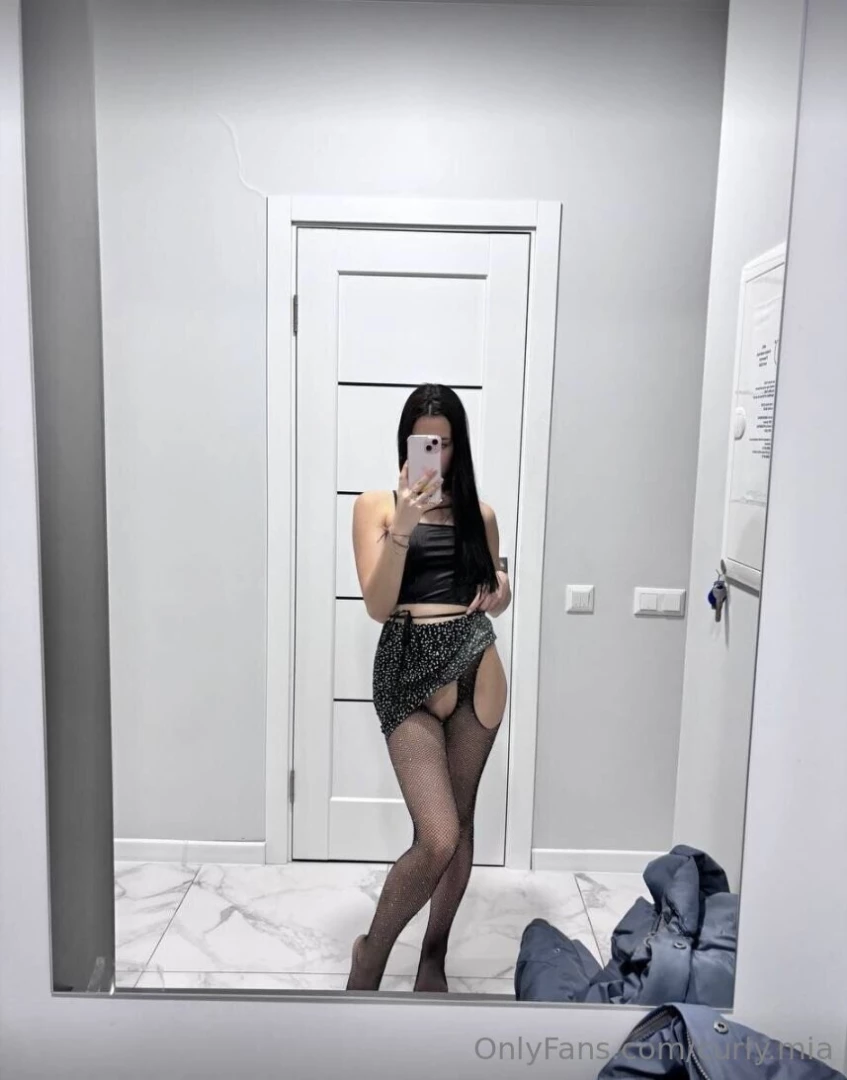 Amazing babe i m_sophie18 just started her page and wants to play with part 43 