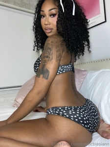 Watch me play with my pretty pussy tonight baby 8 pm pst 11 pm est