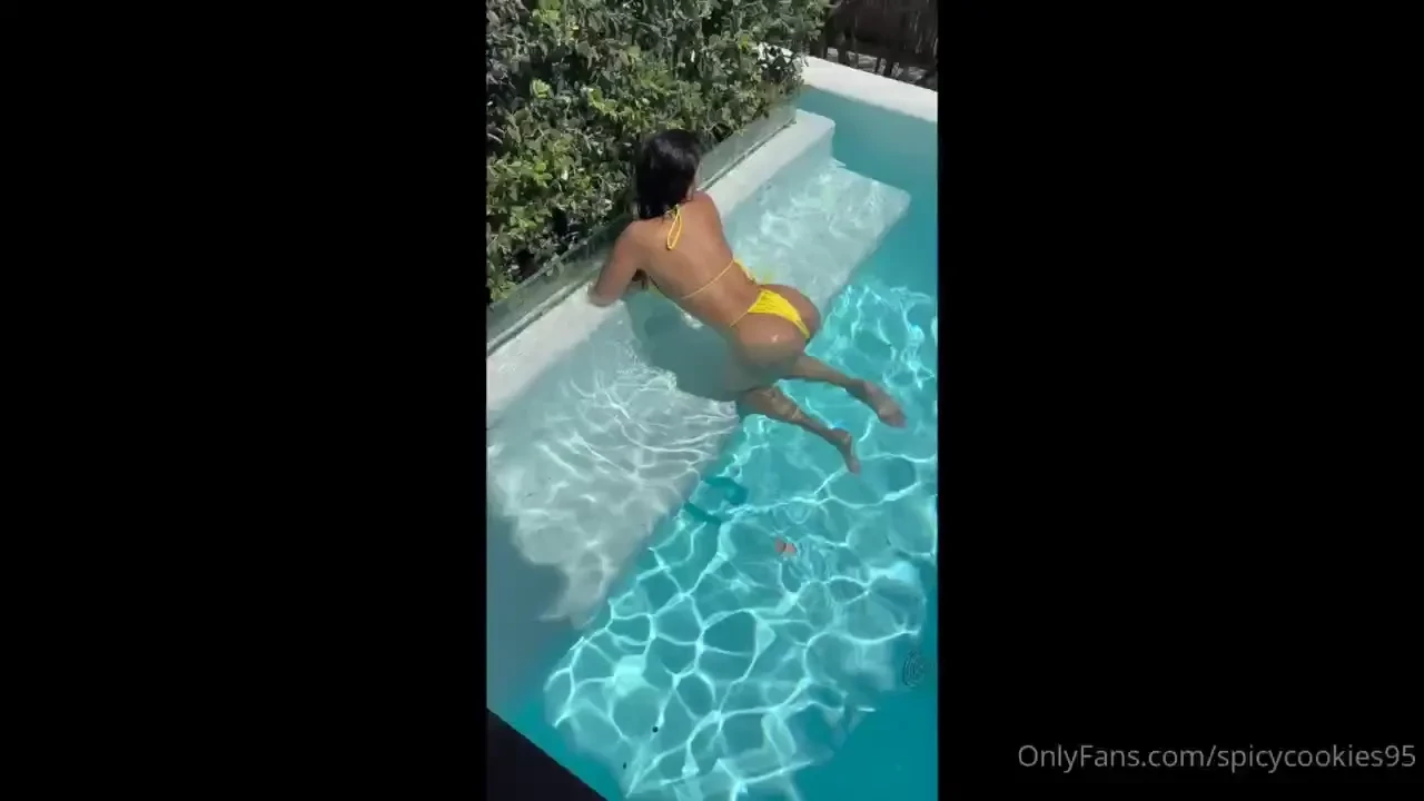 Io facevo il bagnetto in piscina privata ma la gente mi guardava e mi 