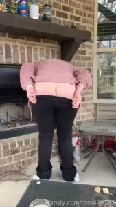 Southernbeauty4u pulling her yoga pants down and showing her ass and