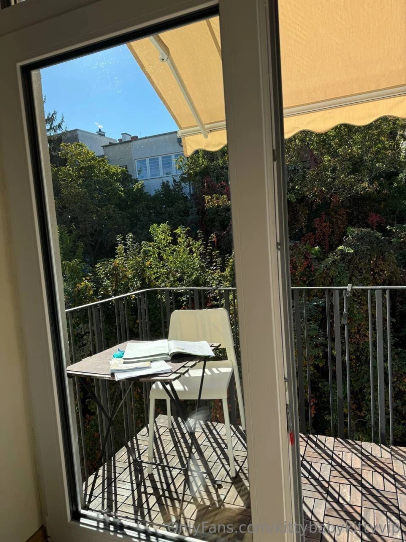 It s a new year and i don t have a single snowflake if someone has 