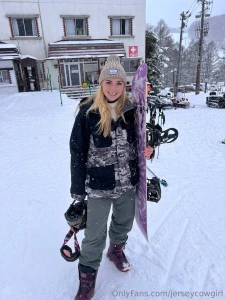 Can anyone else snowboard part 1