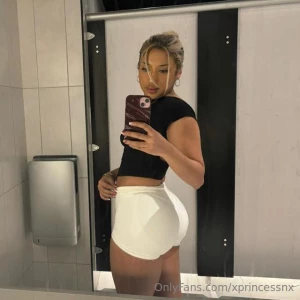 Wanna touch my juicy ass
