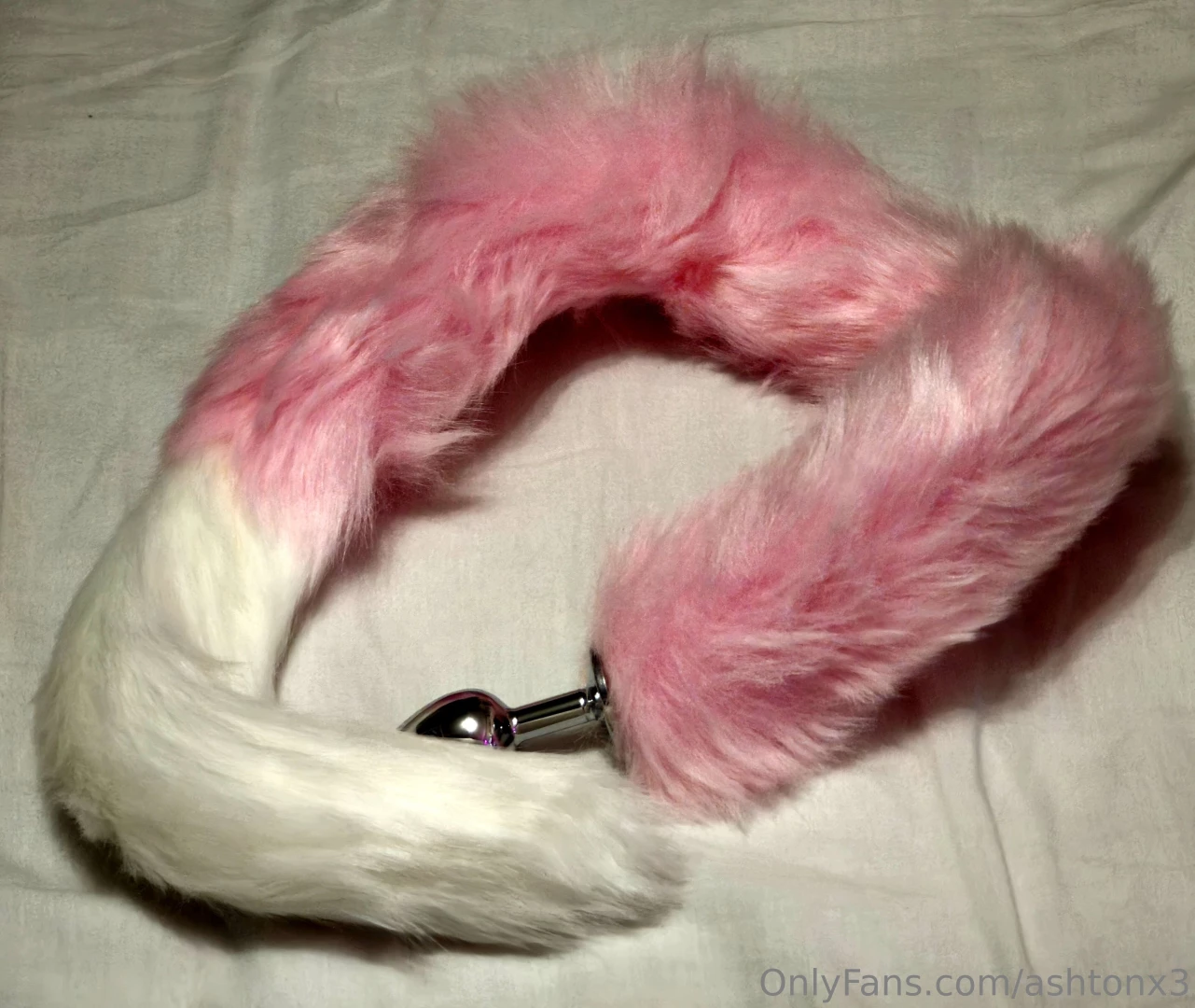 Fluffy tail plug 