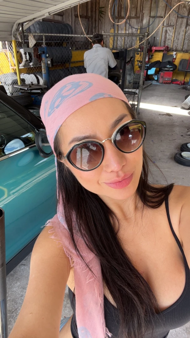 Hi babe how you like my look haha 
