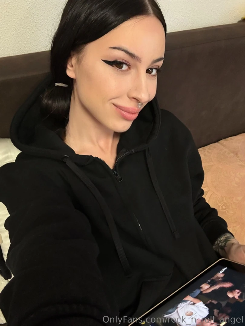 Wanna spend this cold sunday together in bed 