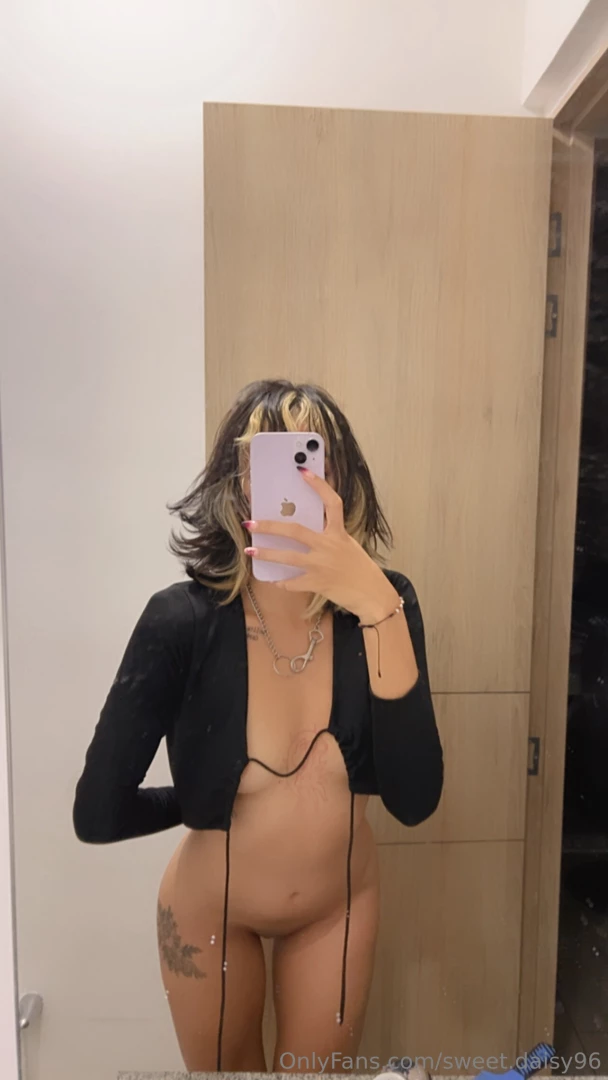 If there is a mirror there is a sexy photo 