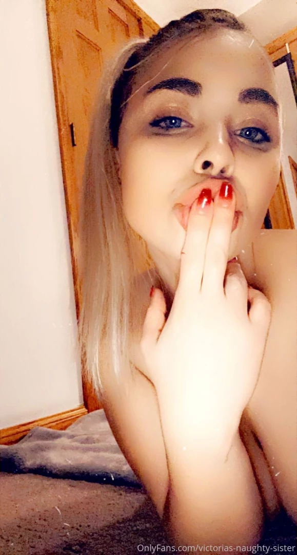 Omgsh i m so horny is anyone interested in doing some sexting sessions 