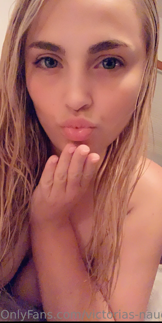 Anyone want to do a fun sexting session i m sitting here bored wet and 