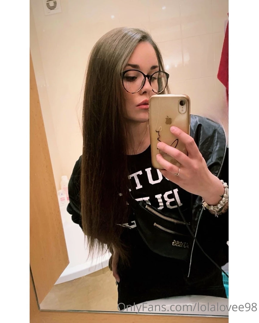 Hi how are you do you want to make your day more pleasant so write me 