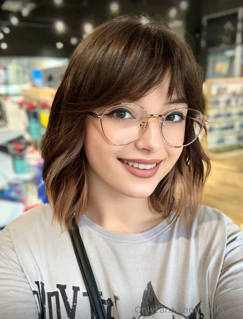 She rosydreamerr needs your cock more than ever this beauty will play part 19 