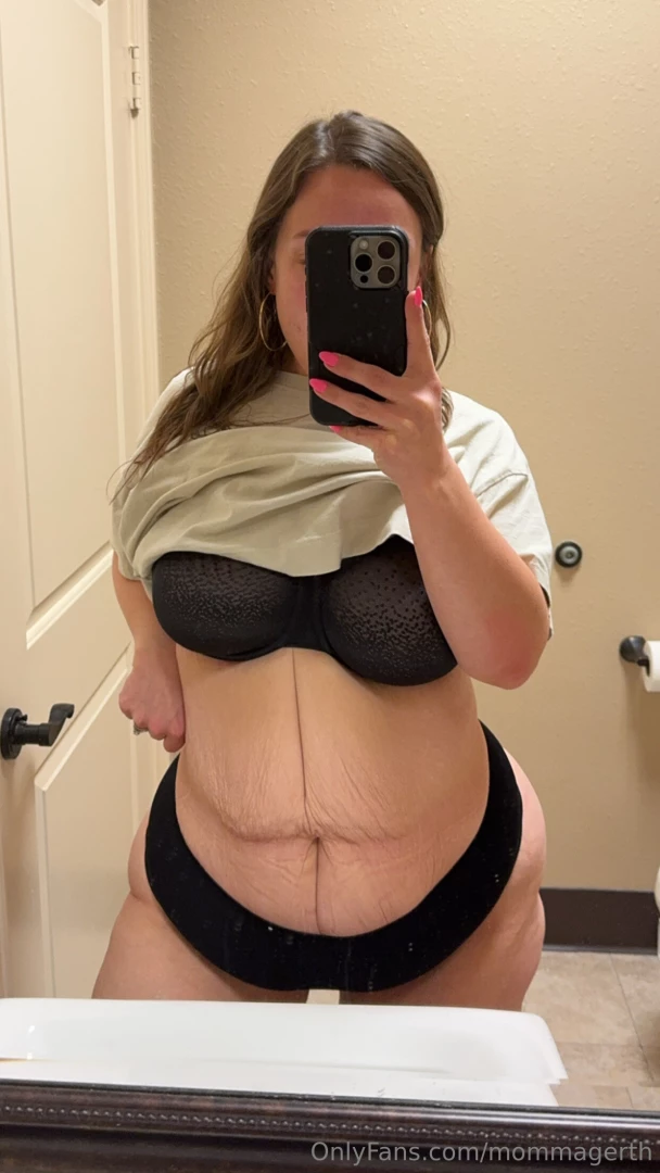 Such a sexy lil slut 