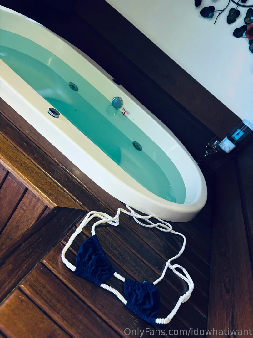 Guess whaaat i am staying at a spot with a jacuzzi for the night only 