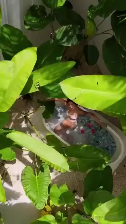 Oh my god it s incredible i m in paradise my dears leave me here 