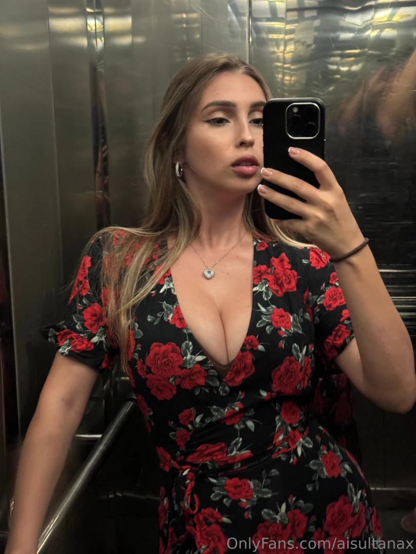 A moment of self-love and cute selfies just for you 