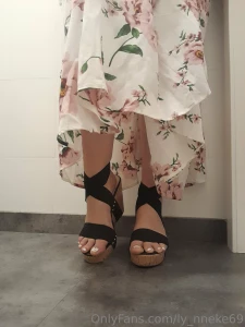 Ben je degene die mijn voetjes komt oppeuzelen lekker likken en part 1