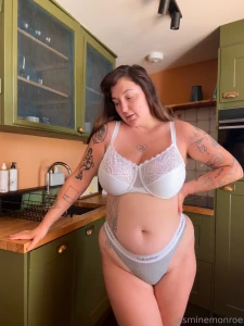 I love being a curvy woman - look at these hips