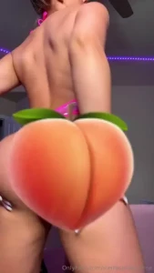 Here s another twerk video i m getting so thick omg