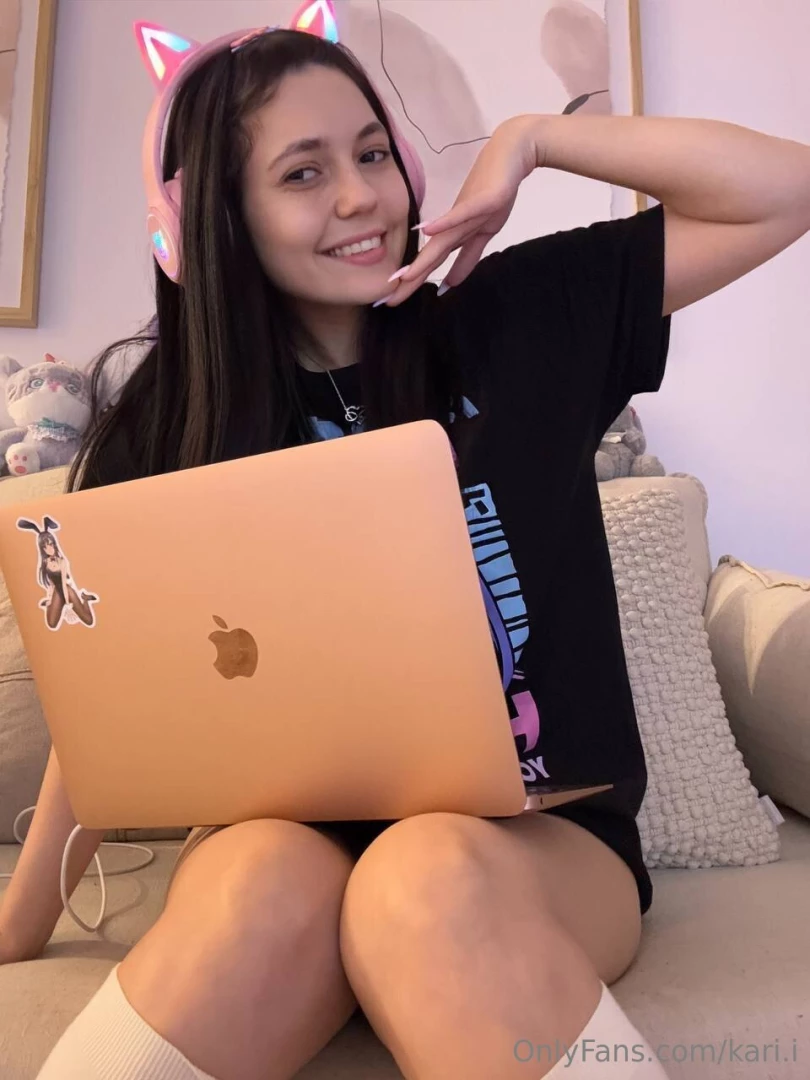 Working but i look cute don t i guess what s on my screen 