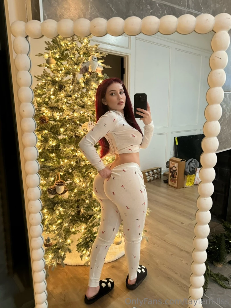 Idk bout u but i don t wanna take my xmas tree down 