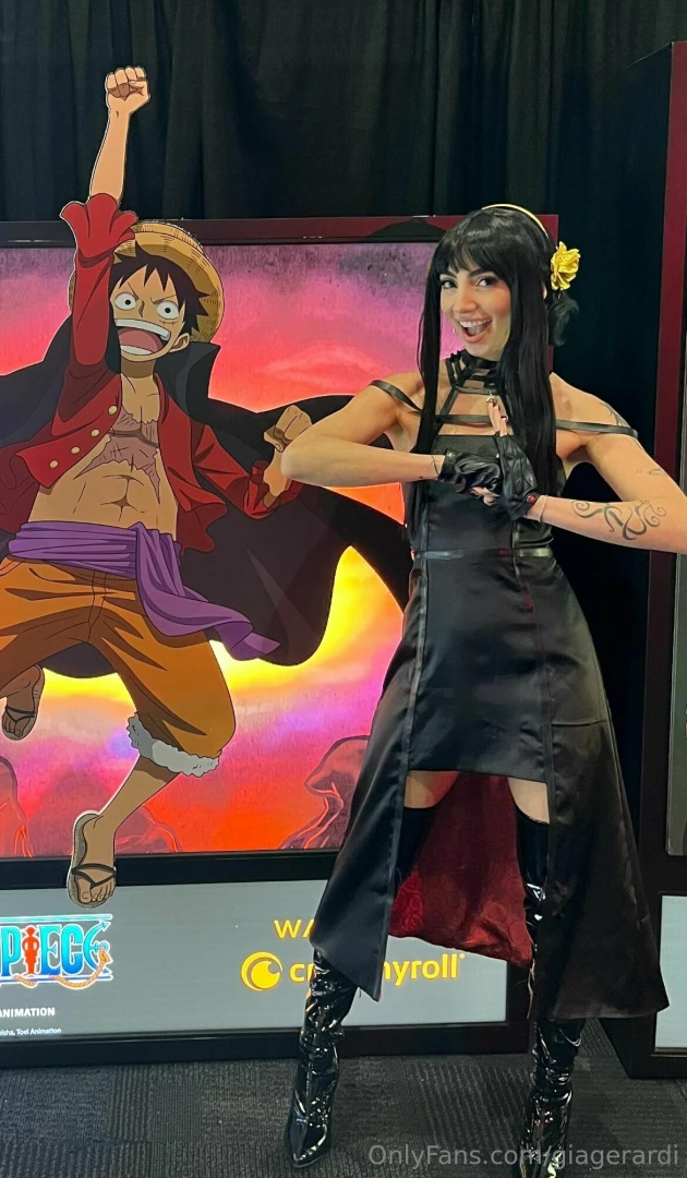 The crossover is insane here but that yor cosplay has some good 