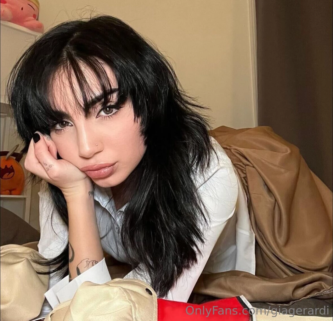 Pieck being the prettiest girl with the ugliest titan but at least i 