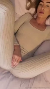 Day 4 7 in bed trying not to rub my pussy too much and go too far she