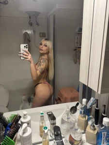 Anche nel bagno le mie foto fanno arrapare vero