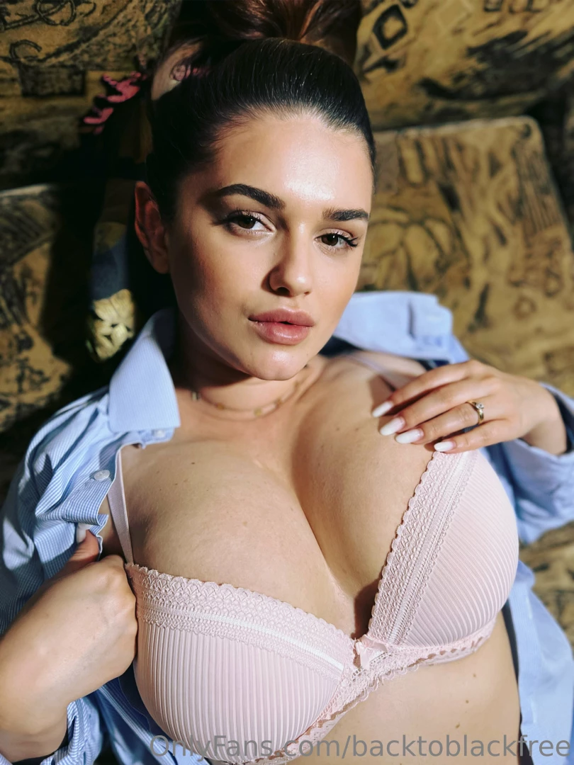 Good vibe me and you on my bed and on my vip account backtoblackvip 3 