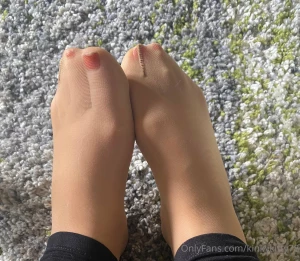 Who wants some feet pics with or without stockings in heels bare feet