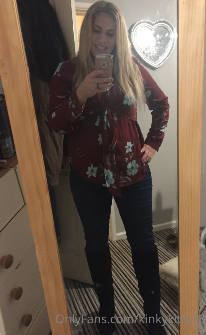 Who is coming to chat this evening open to requests of pics and videos 