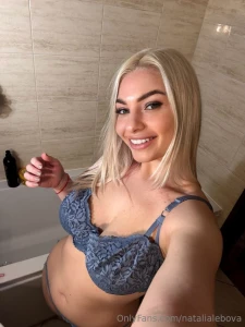 Made of body attitude and lace