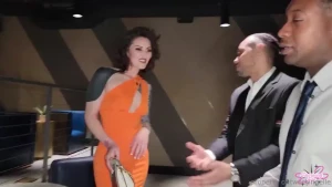 Donny and jack stumble across the stunning elle looking for her phone