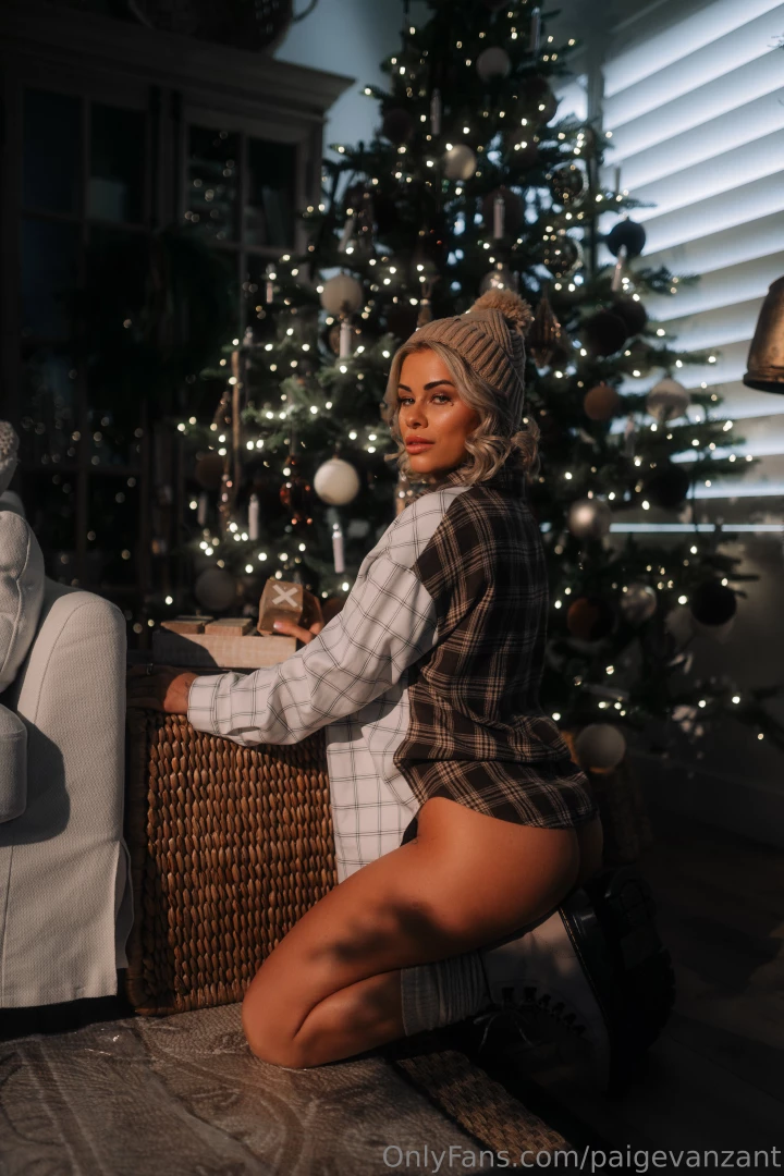 Unwrap me over at paigevanzantvip i m the gift that keeps on giving 