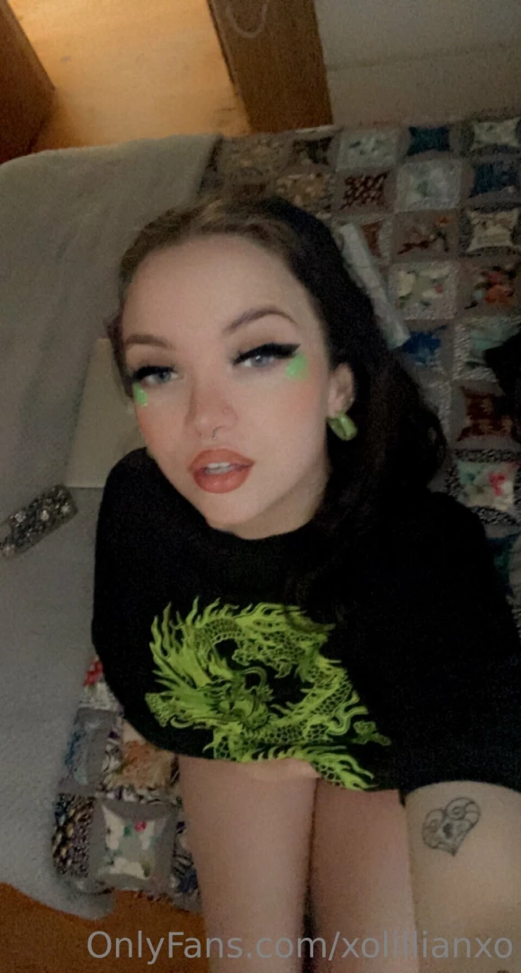 Lookin up at you like a good girl 