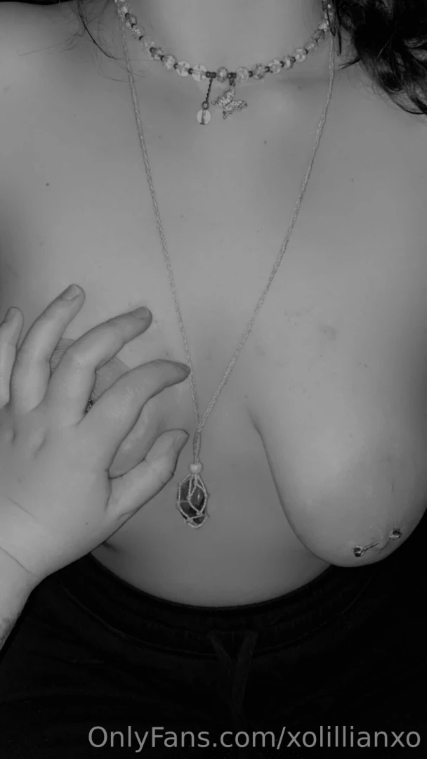 Do you like when bigtittyangelxx holds my titties baby 