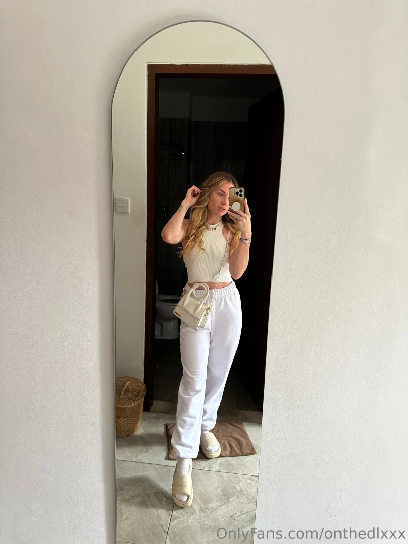 Rate the plane outfit i ll be in the air for the next couple of hours 