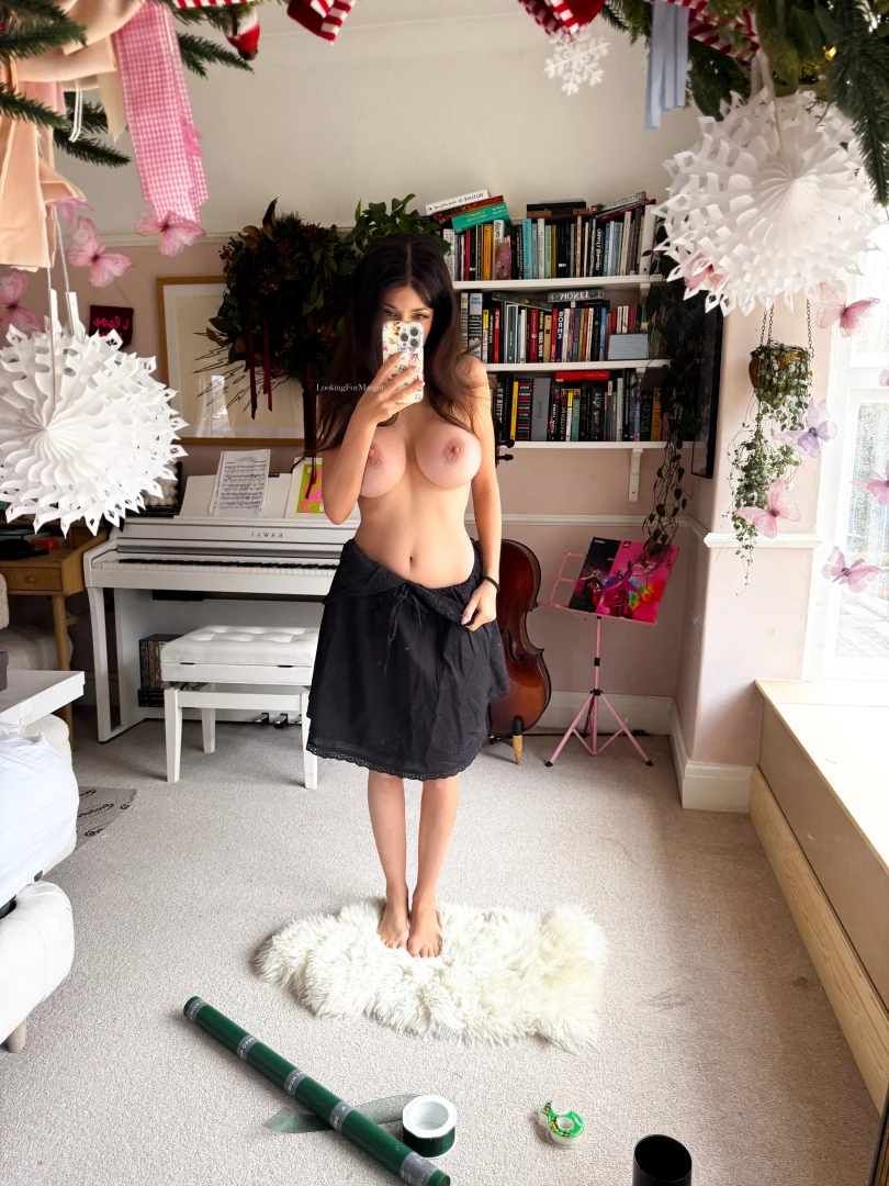 Saying goodbye to my festive decorations today swipe to re-dress me 