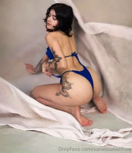 She captured your attention so she don t need a caption part 2