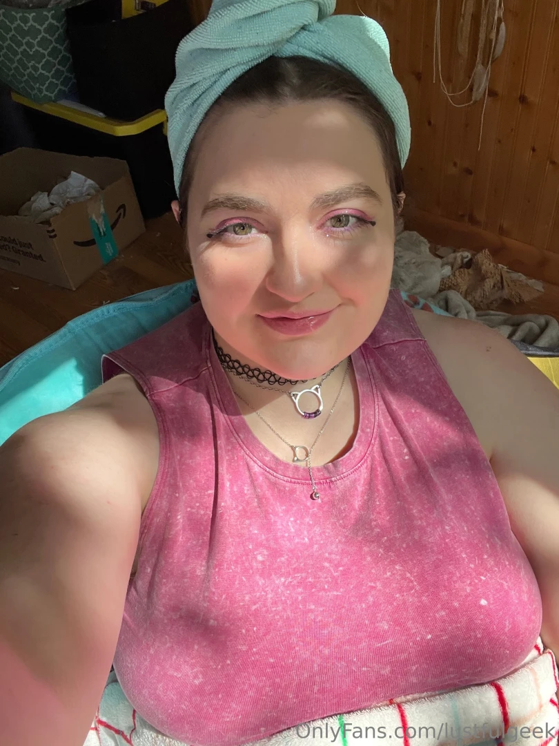 Just relaxing wanted to share a cute pic with you guys 