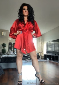 Who wants to see what s under my robe