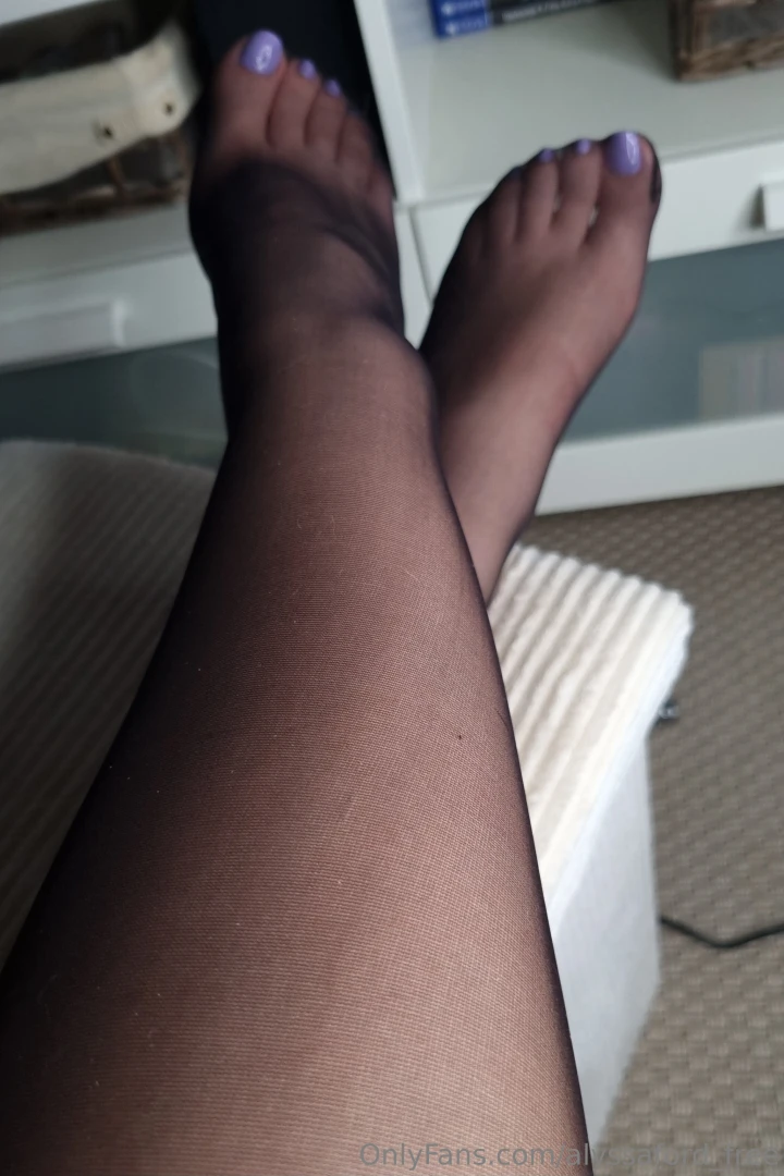 Purple polish and black pantyhose i love this combination 